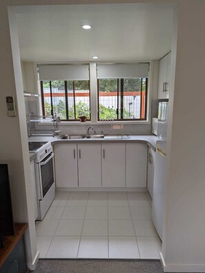 Een koelkast, een microgolfoven, een oven, een kookplaat