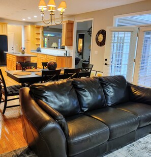 TV connectée, cheminée, table de tennis de table, livres