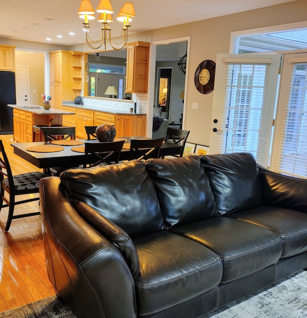 Smart TV, fireplace, ping pong, books