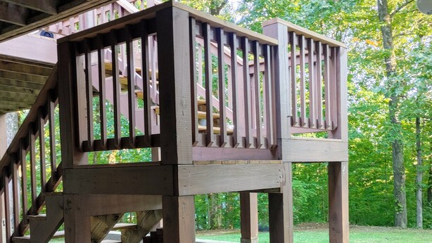 A wooden deck with a staircase leading up to a platform. - 5 bdr vacay everyone will LOVE (Loudon)