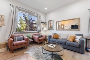 Smart TV, books, stereo - Bozeman/4Corners HomeBase • River Access & Fire Pit • Close to Skiing and Hiking (Bozeman)