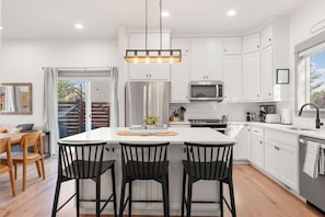 Fridge, microwave, oven, stovetop - Bozeman/4Corners HomeBase • River Access & Fire Pit • Close to Skiing and Hiking (Bozeman)