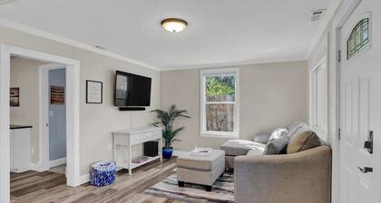 Cheerful Lake House minutes from all Colorado Springs has to offer!