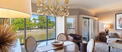 Condo, 1 cama King size, alberca privada | Comedor