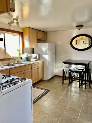 Fridge, microwave, oven, stovetop - Downtown Arcata Sinatra Suite (Arcata)