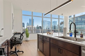 冷蔵庫、電子レンジ、オーブン、コンロ