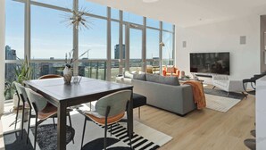 TV - Penthouse Escape + Vibrant West Loop Access (Chicago)