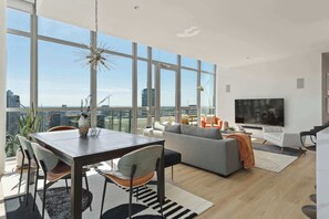 TV - Penthouse Escape + Vibrant West Loop Access (Chicago)