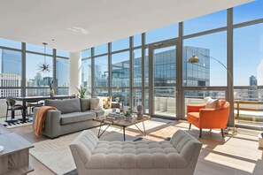 TV - Penthouse Escape + Vibrant West Loop Access (Chicago)