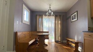 A room with a wooden bench, a table, and a chandelier. - 5 ★ 5min → Downtown/Shopping ★ Smart TVs ★ Balcony (Grand Rapids)