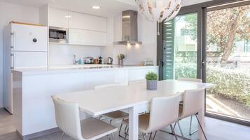 Mikrowelle, Ofen, GeschirrspĂŒler, Wasserkocher mit Kaffee-/Teezubehör