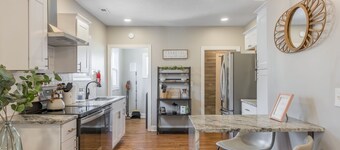 3 KING Beds+ Walk the Street Car + Balcony