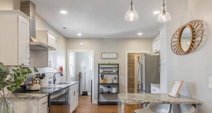 3 KING Beds+ Walk the Street Car + Balcony