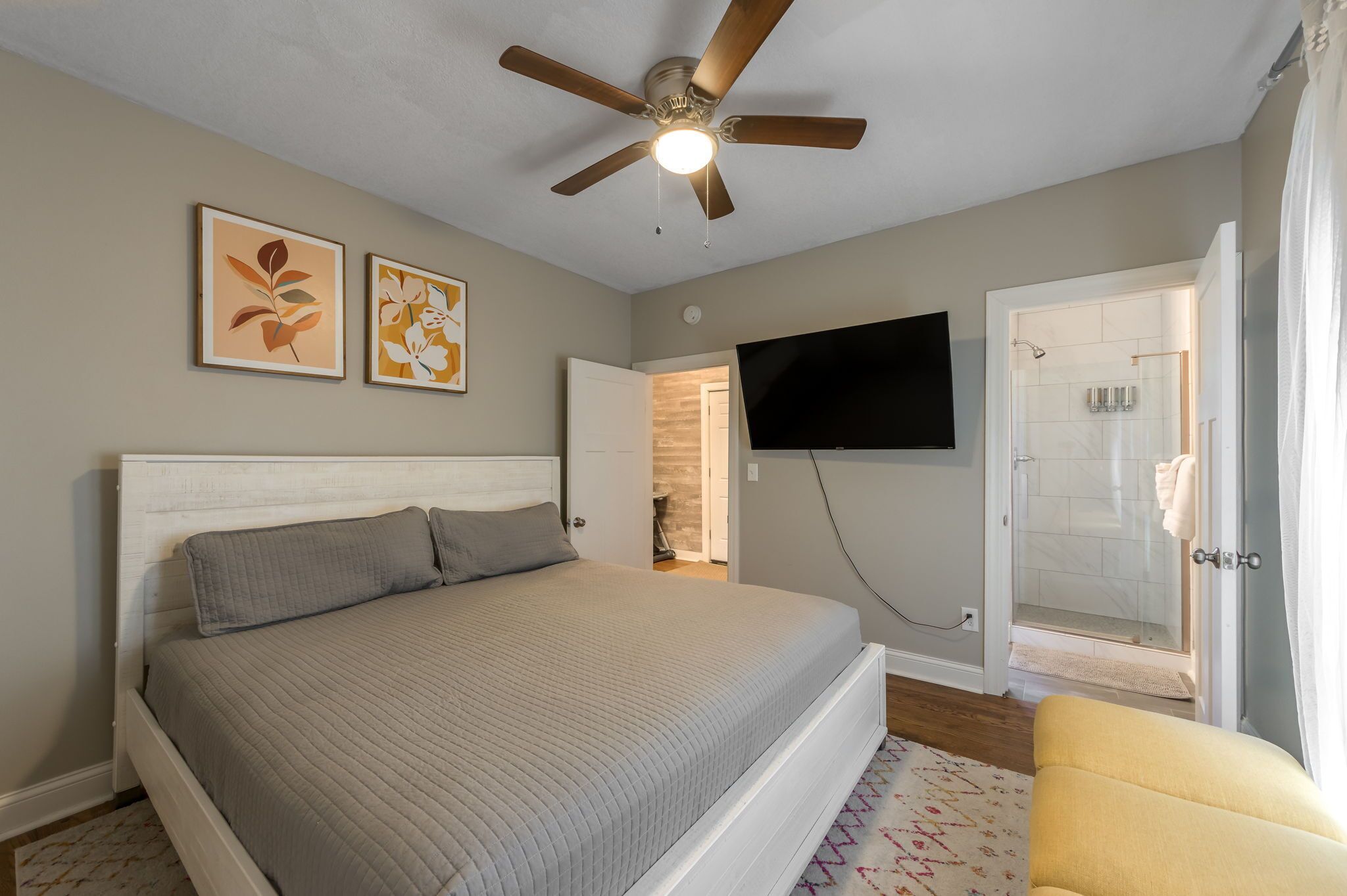 3 bedrooms, desk, iron/ironing board, WiFi (free)