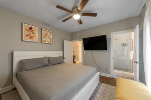 3 bedrooms, desk, iron/ironing board, free WiFi - 3 KING Beds+ Walk the Street Car + Balcony (Kansas City)