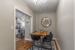 Dining - 3 KING Beds+ Walk the Street Car + Balcony (Kansas City)
