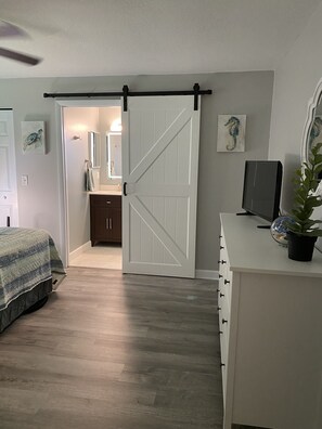 3 habitaciones, escritorio y tabla de planchar con plancha 