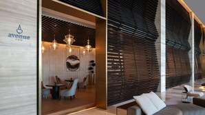 Um interior moderno com uma área de refeições, um sofá e uma parede com ripas horizontais.