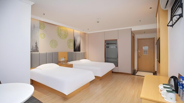 A hotel room with two beds, a desk, a chair, and a small table. - Greentree Inn Nanjing Zhongshan Mausoleum Scenic Area Zhongling Street Subway Station Express Hotel (Nanjing)