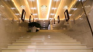 A staircase with a modern design, featuring a polished floor and a series of framed pictures on the walls. - Greentree Inn Nanjing Zhongshan Mausoleum Scenic Area Zhongling Street Subway Station Express Hotel (Nanjing)