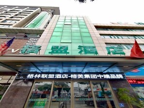 Un hôtel dont l’enseigne, bien visible, présente des caractères chinois et qui arbore un drapeau.