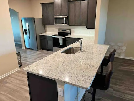 Fridge, microwave, oven, stovetop. Lake Lavon * 4 TV’s *Sleeps 12*Free fast WI-FI *