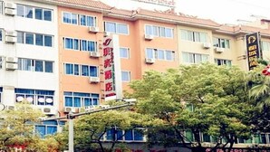 A hotel with multiple floors, air conditioning units, and a sign for Shell Hotel. - Shell Lishui High-speed Railway Station Hotel (Lishui)