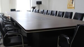 A conference room with a long table and chairs. - Greentree Inn Zhenjiang Dagang New District Tonggang Road Butterfly Square (Zhenjiang)
