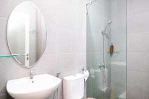Bathroom - Sans Hotel Rajawali Surabaya (Surabaya)