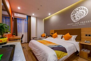 A hotel room with a bed, bedside tables, a desk, and a potted plant. - Shell Jiangsu Kunshan Development Zone Wusongjiang South Road Hotel (Suzhou)
