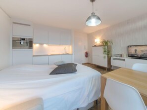 1 slaapkamer, een bureau, internet