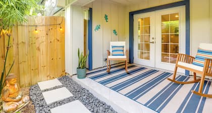 Jupiter Cottage w/ Patio, Gas Grill & Fire Pit!
