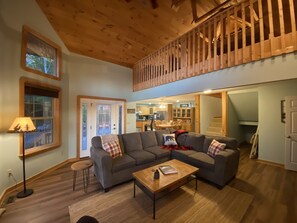 智能电视、壁炉、DVD 播放器、桌上足球