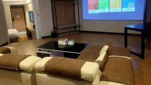 Ein modernes Wohnzimmer mit großem Bildschirm, der eine digitale Benutzeroberfläche zeigt, einer Couch, einem Couchtisch und einem Fernseher.