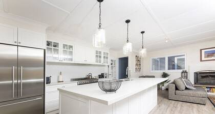 Bellavia Forest Retreat with pool and spa. Minutes to lake and beaches!