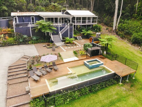 Bellavia Forest Retreat with pool and spa. Minutes to lake and beaches!