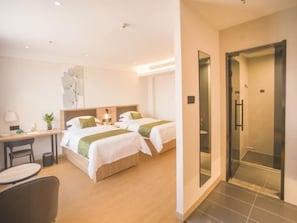 A hotel room with two beds, a desk, and a shower area. - Greentree Inn Taizhou Jiangyan Hardware City Expre (Taizhou)