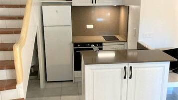 Een koelkast, een vaatwasser