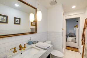Articles de toilette gratuits, sèche-cheveux, serviettes fournies
