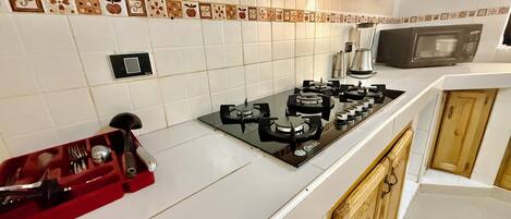 Køleskab, mikrobølgeovn, opvaskemaskine, kaffe-/temaskine