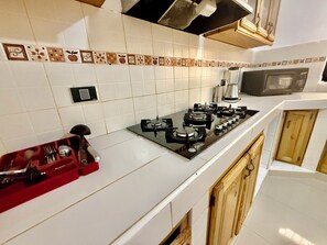 Kühlschrank, Mikrowelle, Geschirrspüler