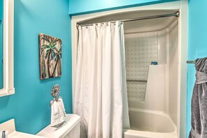 Amenidades de baño gratuitas, secadora de cabello, toallas 