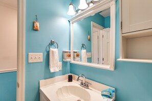Amenidades de baño gratuitas, secadora de cabello, toallas 