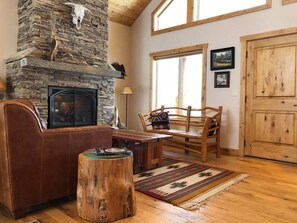 Smart-TV, Kamin, Tischtennisplatte