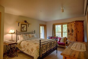 1 habitación, tabla de planchar con plancha, wifi gratis y ropa de cama 