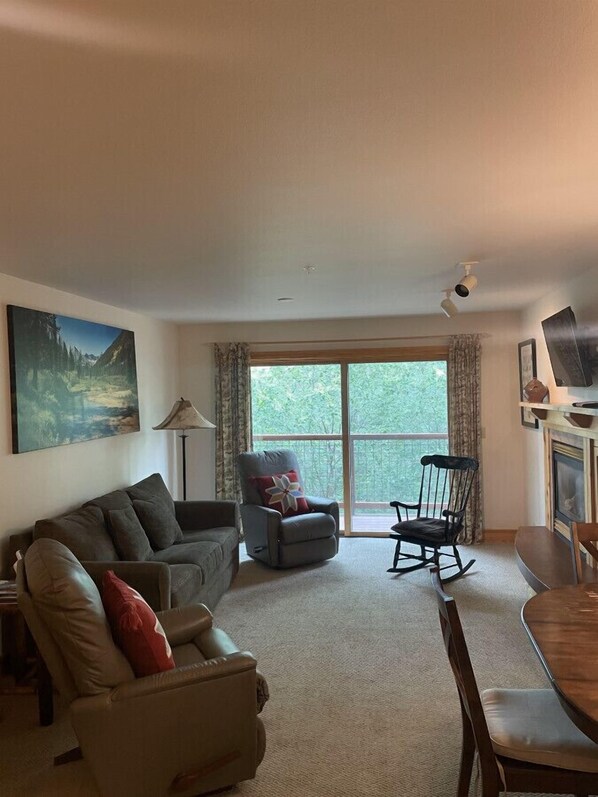 Smart TV, fireplace, DVD player