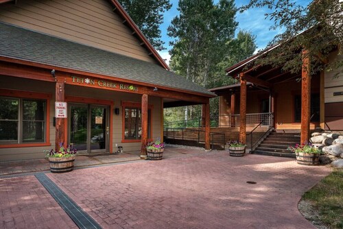 River Rock Retreat: Cozy & Light, In-unit laundry, Hot Tub, Close to Grand Targhee
