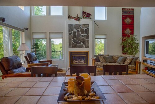 Aspen Grove Retreat: Fireplace, Balcony, Close to Grand Targhee