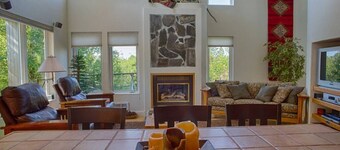 Aspen Grove Retreat: Fireplace, Balcony, Close to Grand Targhee