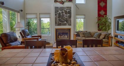 Aspen Grove Retreat: Fireplace, Balcony, Close to Grand Targhee